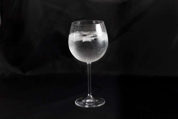 黑色背景上的鸡尾酒图片下载