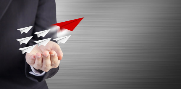领导理念的商界女性手持纸飞机图片下载