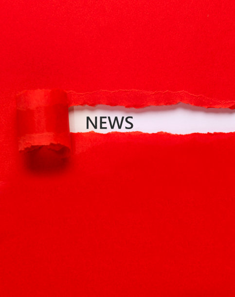 撕破的报纸下的新闻图片下载