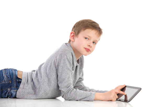 男孩摆着平板电脑的姿势。图片下载