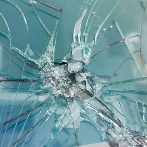 枪炮弹孔从玻璃上射出，背景上有裂纹图片下载