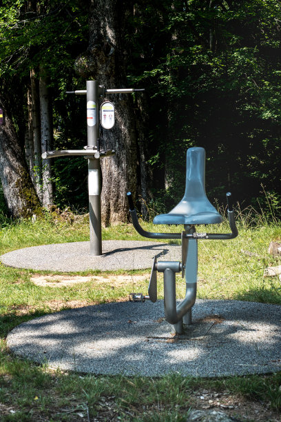 城市公园背景下的户外运动健身图片下载