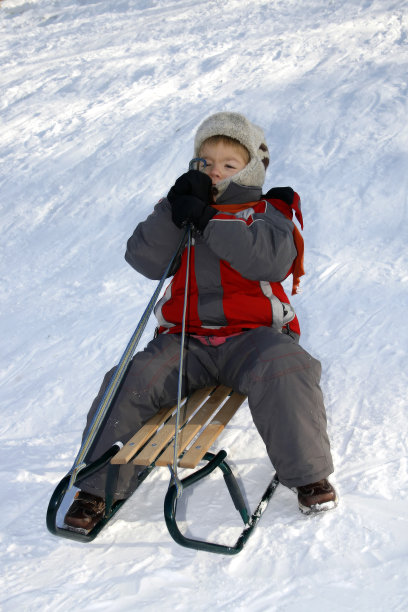 雪橇上的男孩图片下载
