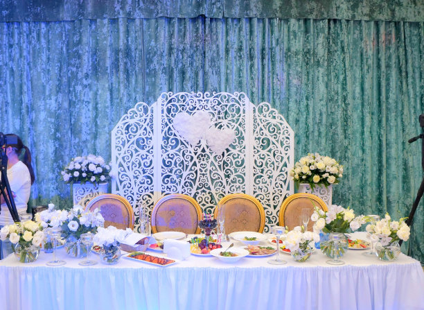 用鲜花装饰的桌子图片下载