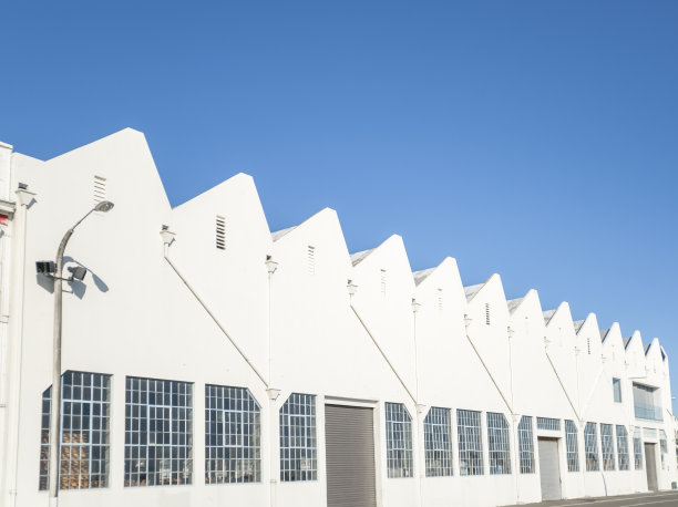 白色的锯齿形屋顶线条。图片下载