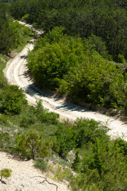 绕组坑坑洼洼的道路图片下载