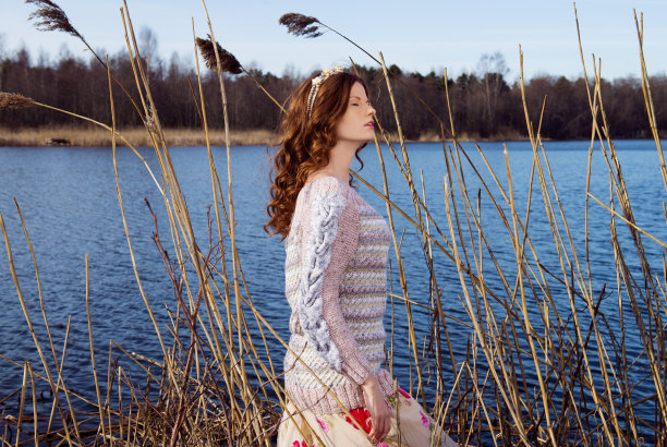 户外冥想，沿河散步图片下载