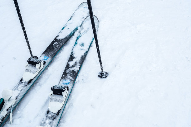 滑雪器材和滑雪杖图片下载