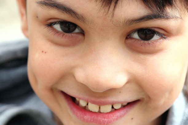 微笑的男孩图片下载