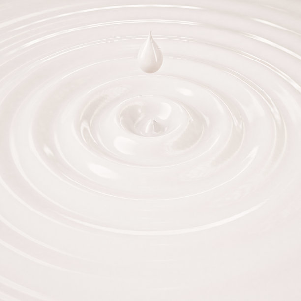 奶油或牛奶液体滴加波浪图片下载