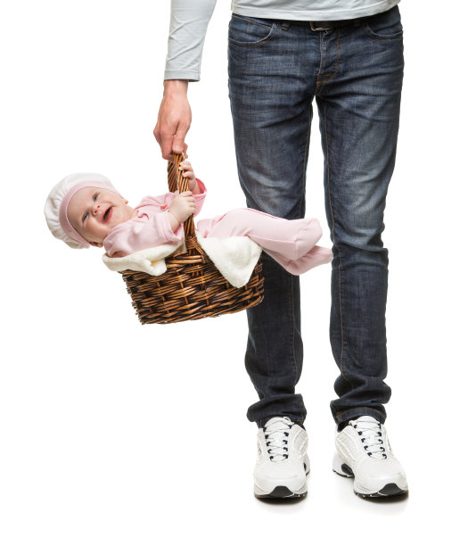 男人提着篮子，里面有个快乐的婴儿图片下载