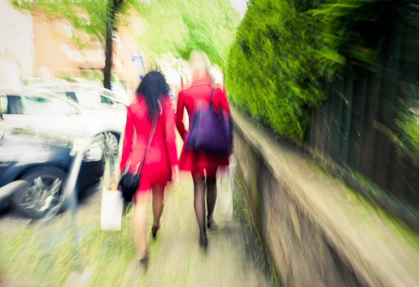 身着红色的都市女性图片下载