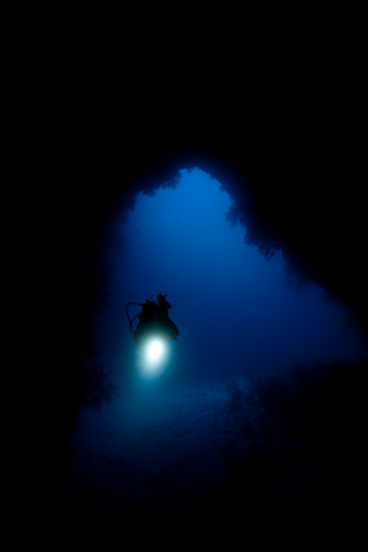 潜水员正在探索Siaes隧道图片下载