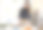 年轻女子在厨房里准备健康晚餐图片下载