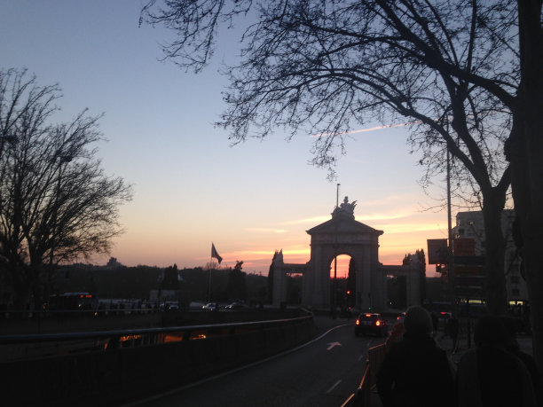 夕阳下的城市街道图片下载