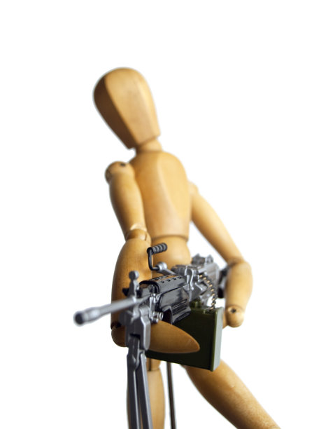 木制的艺术家人物拿着机关枪。图片下载