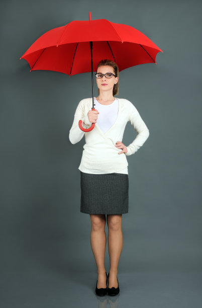 拿着红伞的女商人图片下载