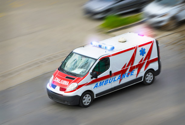 带闪光灯的救护车图片下载