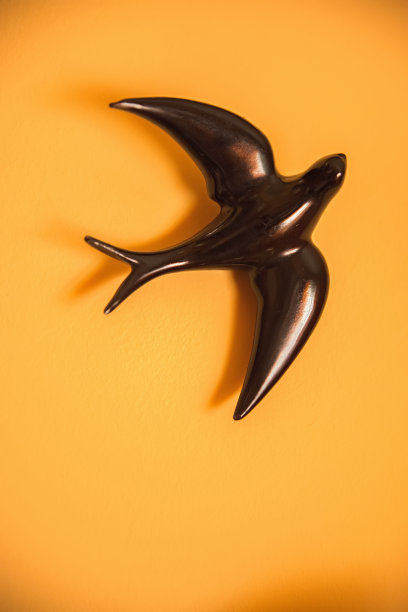 黑色陶瓷吞下图片下载