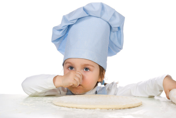 漂亮的小女孩披萨面团在白色的背景图片下载