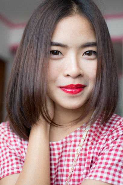 穿红色格子衬衫的女人图片下载