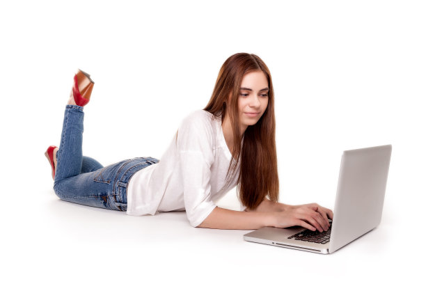 快乐的女孩与电脑在地板上-库存图像图片下载