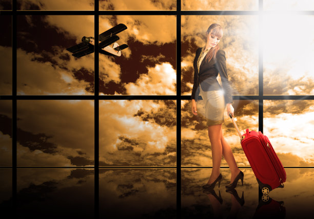 在机场窗口的女人图片下载