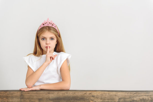 美丽的公主要求安静图片下载