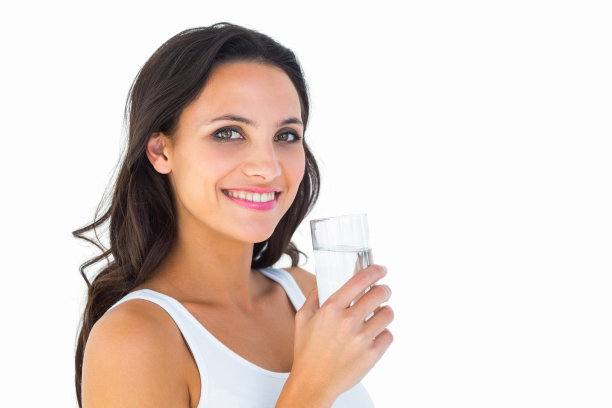 漂亮的黑发姑娘喝着水图片下载