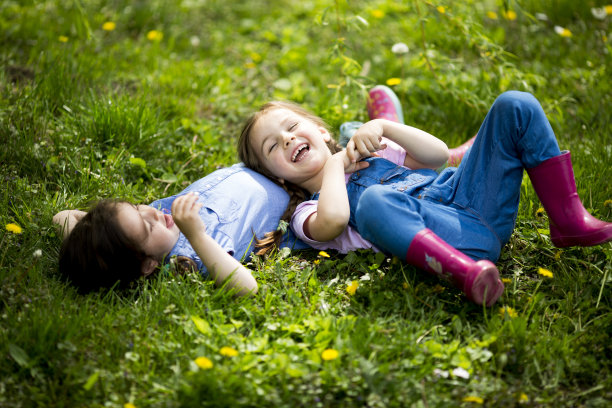 女孩很开心图片下载