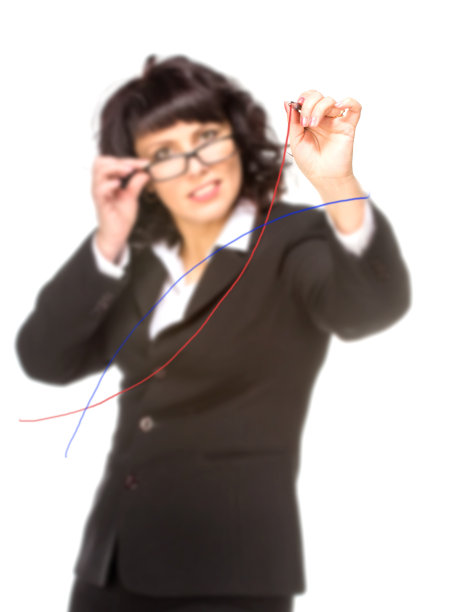 开朗的高级商务女性用钢笔在虚拟的白色上画画图片下载