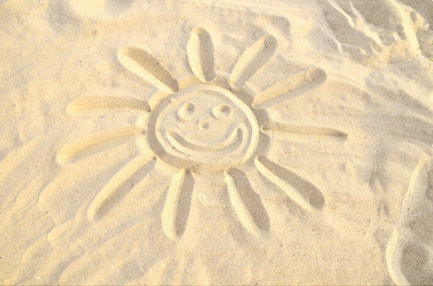 在沙滩上扬起微笑的阳光图片下载