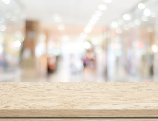 空桌子和模糊的商店与散景背景图片下载