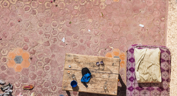 肮脏的地板上有木桌和床垫图片下载