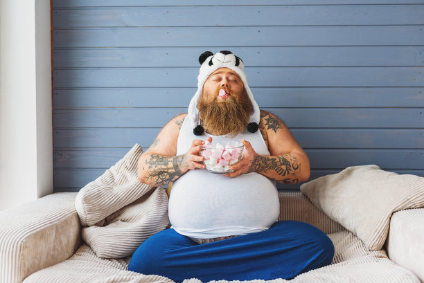 快乐男性贪吃享受甜食图片下载