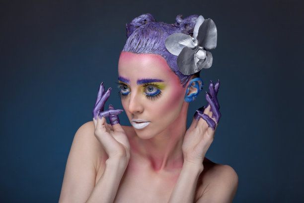 一个女人的肖像与创造性的化妆图片下载