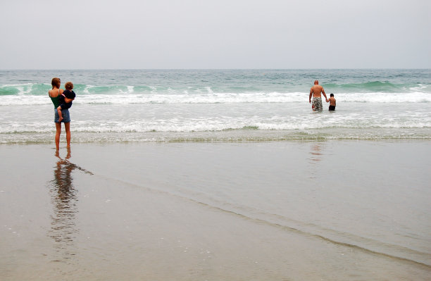 父母冲击海浪图片下载