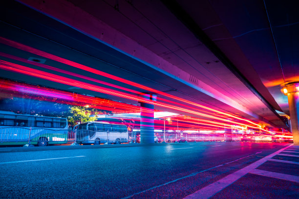 上海街道上的红绿灯轨迹图片下载