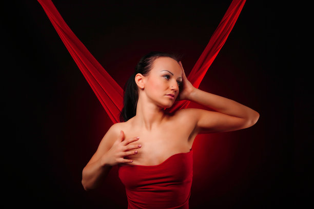 美女在黑色背景图片下载