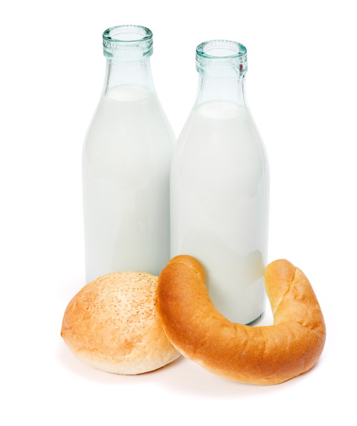 新月卷，小圆面包和两个老式奶瓶图片下载