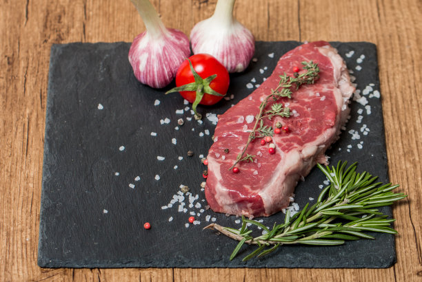 生牛排加新鲜香草和盐图片下载