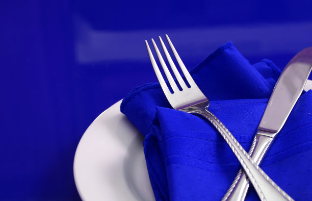 桌子设置在蓝色的特写图片下载