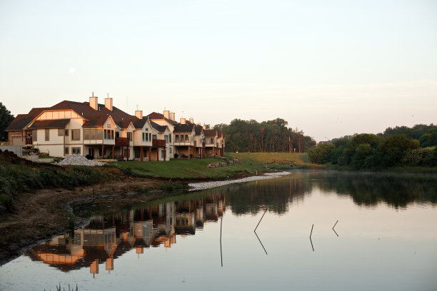 郊区发展-湖边图片下载