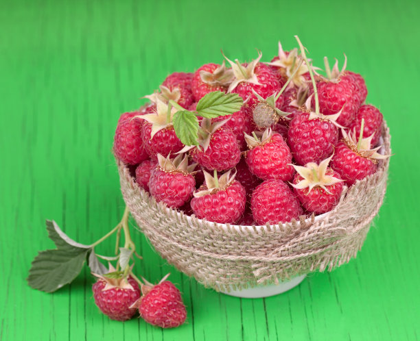 碗中新鲜的覆盆子图片下载