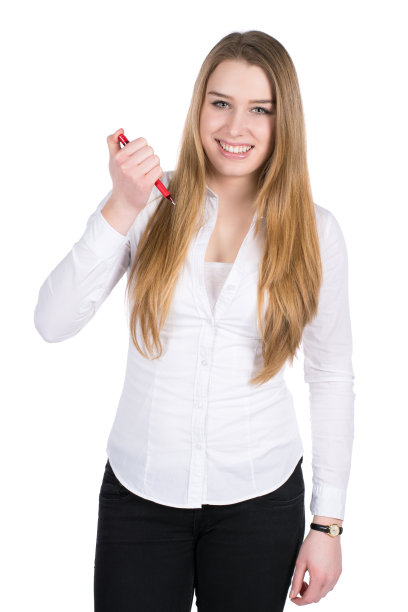 年轻微笑的女人拿着笔图片下载