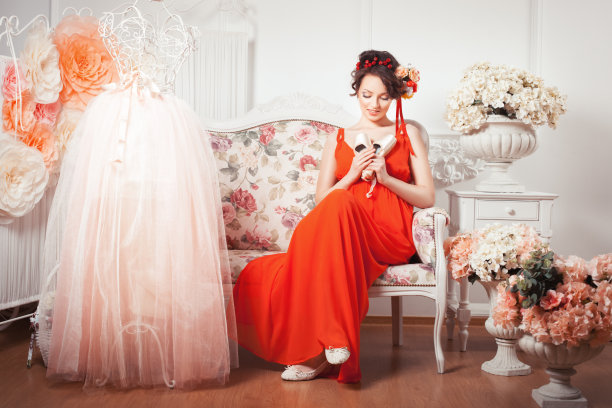 温柔的姑娘垂下了眼睛。图片下载