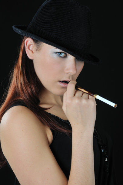 好女孩拿着香烟图片下载