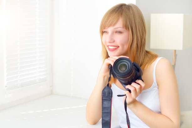 带着数码相机的少女图片下载