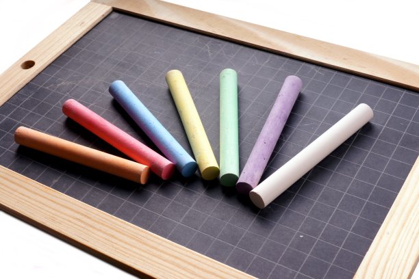 黑板和彩色粉笔图片下载