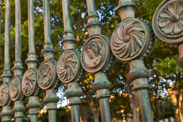 金属栅栏城市公园。图片下载